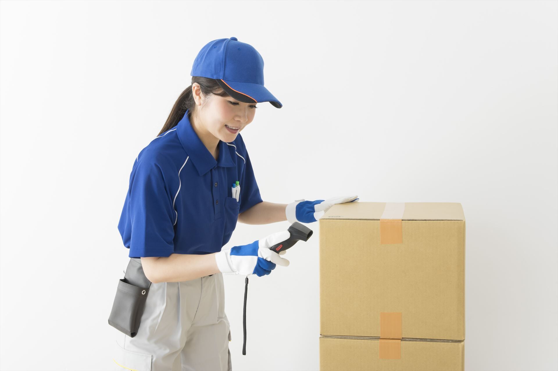 集荷する女性スタッフ